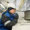Оператор пульта управления в добыче нефти и газа