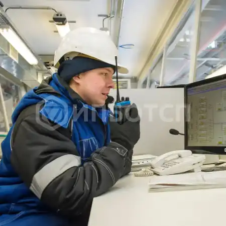 Оператор пульта управления в добыче нефти и газа