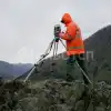 Рабочий на геофизических работах