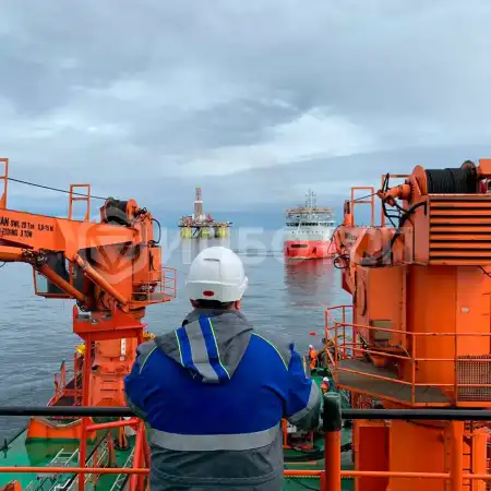 Помощник бурильщика плавучего бурильного агрегата в море